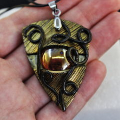 Amulett in goldgelb