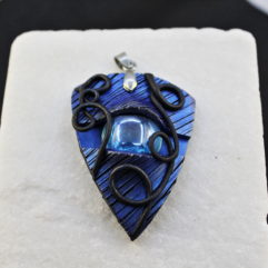 Amulett in Blau